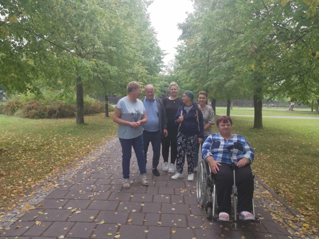 Seniorzy w Teżni Busko-Zdrój — zdrowie i radość w solankowych oparach