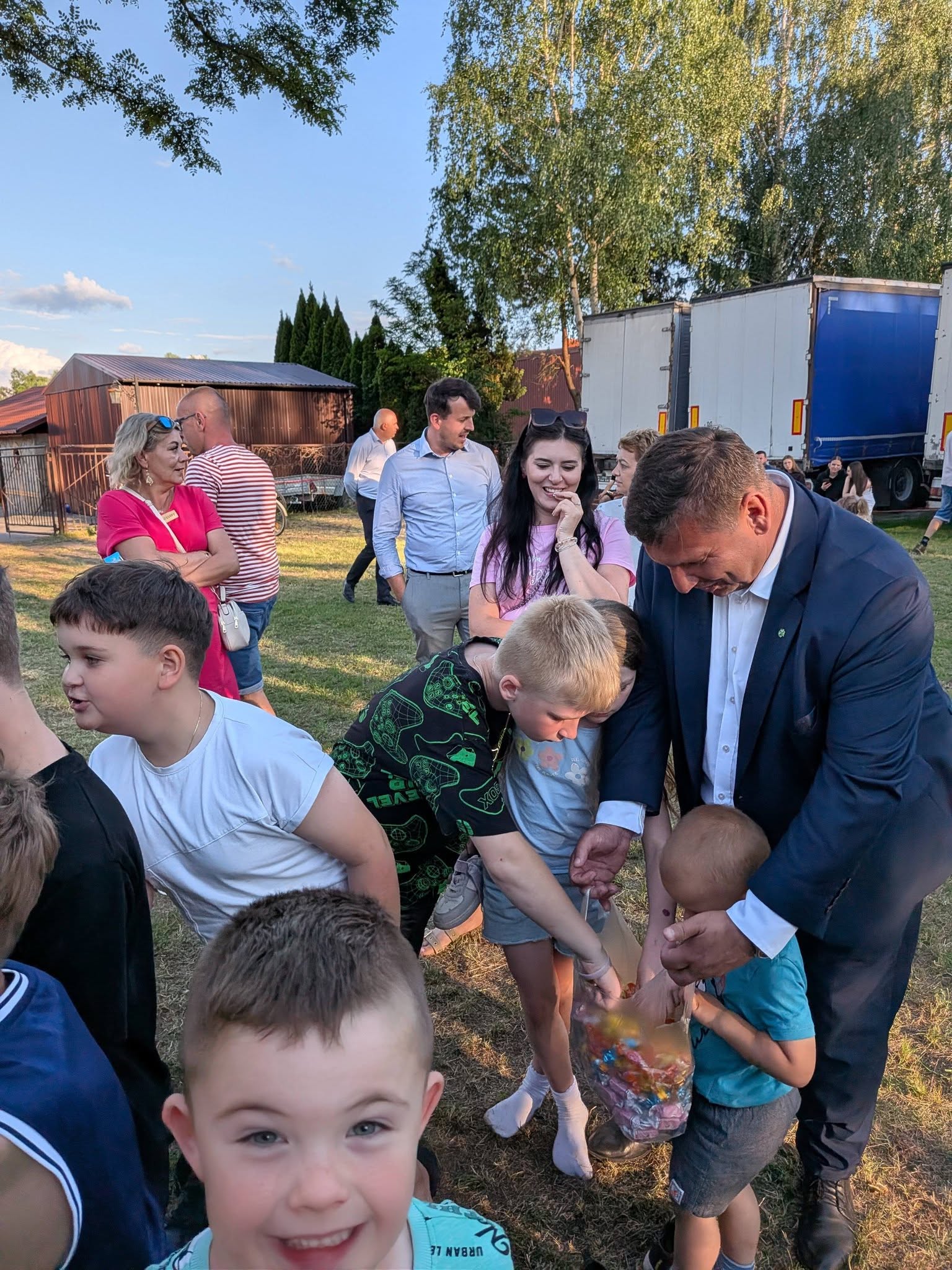 Wręczanie upominków dzieciom podczas Dnia Dziecka 2026