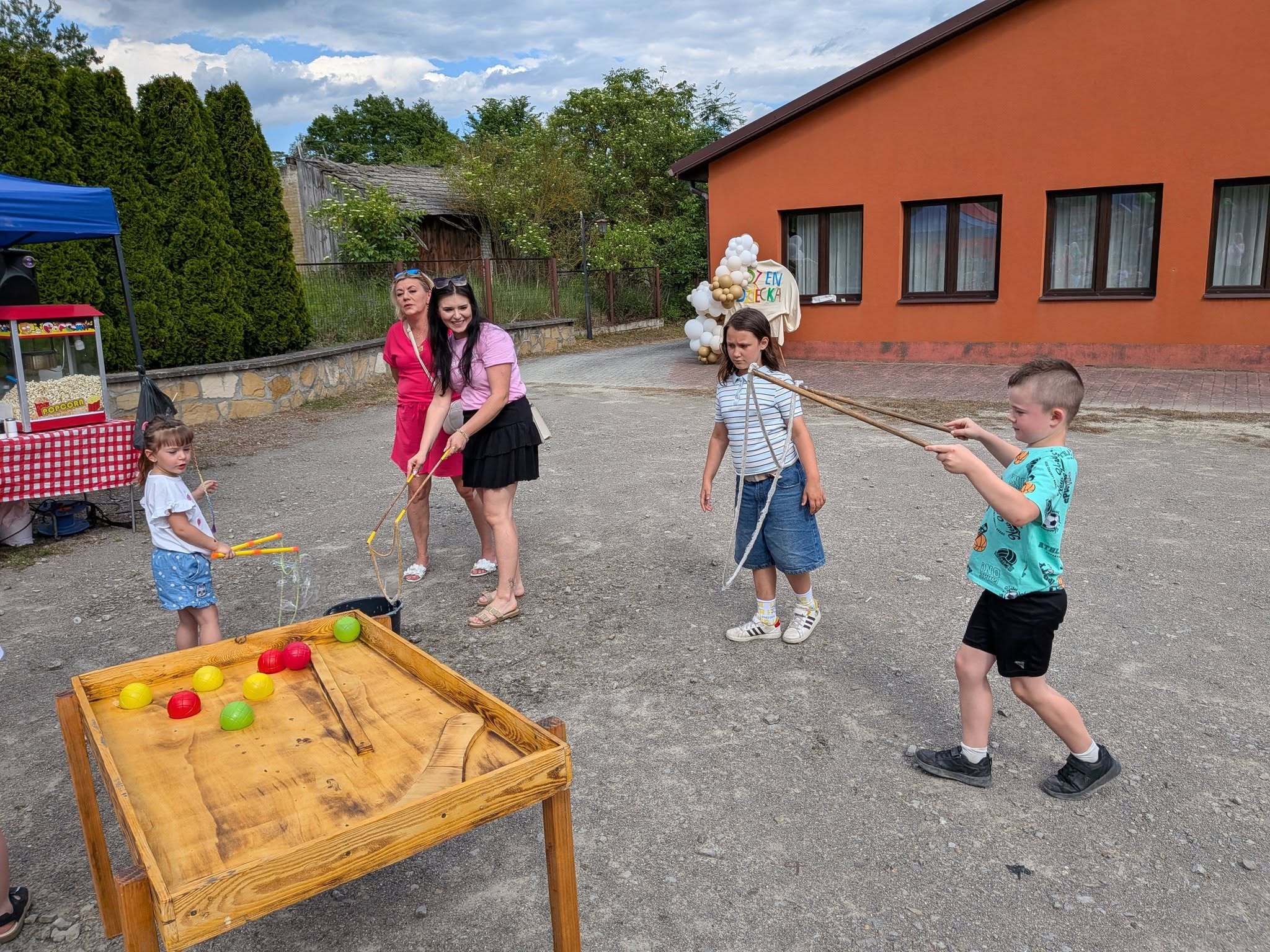 Dzieci podczas zabaw plenerowych na Dniu Dziecka 2026